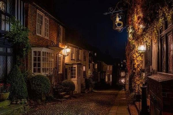 Mermaid Inn at night