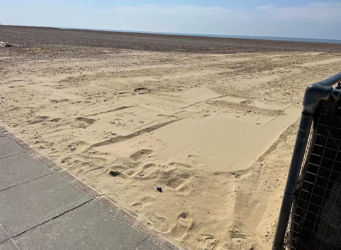 Sandaufschüttungsanlage am Strand von Hastings entfernt