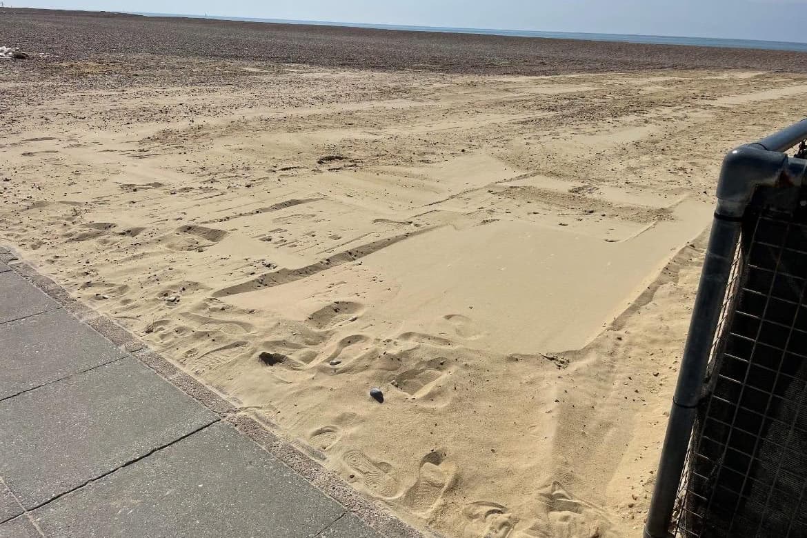 Sandaufschüttungsanlage am Strand von Hastings entfernt