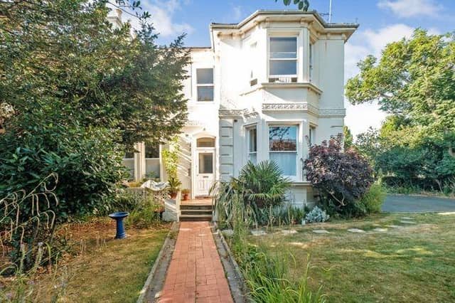 Shelley Road, Worthing, West Sussex BN11
One-bed flat for sale - £190,000.
Accommodation offers entrance hall, lounge/dining room, modern kitchen, good size double bedroom and a contemporary shower room. This property also includes an unallocated parking space and well kept communal gardens.