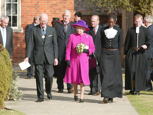 JPCT 24 October 2003 Queen visits Horsham. Christ's Hospital C3440227a -photo by Michael Burren