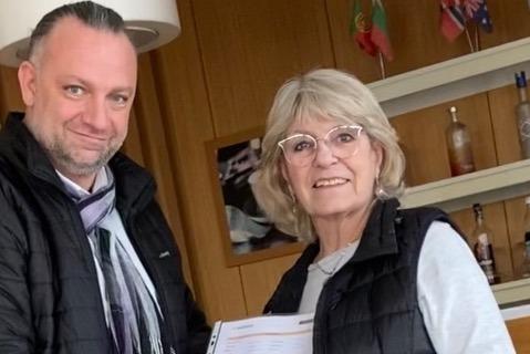 A donation to help victims of the Turkish earthquake disaster was made in person to the Izmit Rotary Club by one of the club members