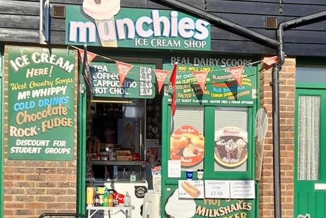 Munchies on Rock-a-Nore Road, close to the main Hastings Old Town car park, offers a good selection of ice cream as well as coffee, donuts and other goods. It is handily place for attractions like the Blue Reef Aquarium, Shipwreck Museum and Fishermen;s Museum.
