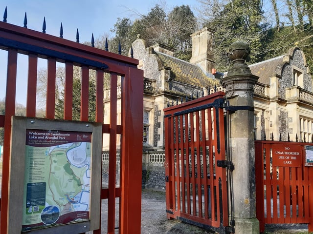 We are starting the walk at Swanbourne Lodge in Arundel. It is easy to get here using the Stagecoach no.9 bus from Shoreham, Worthing and Littlehampton, on the Compass Travel no.85 from Chichester and Fontwell, or by train.