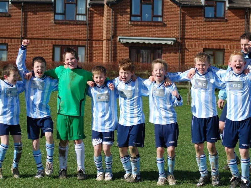 Worthing United's U10 A team, Ollie Atterbury, Ben Thomas, Brad House, Jakob Heryet, Tom Chisnall, George Evans, Harvey Green, Barton Buss, with manager Paul House in March 2009