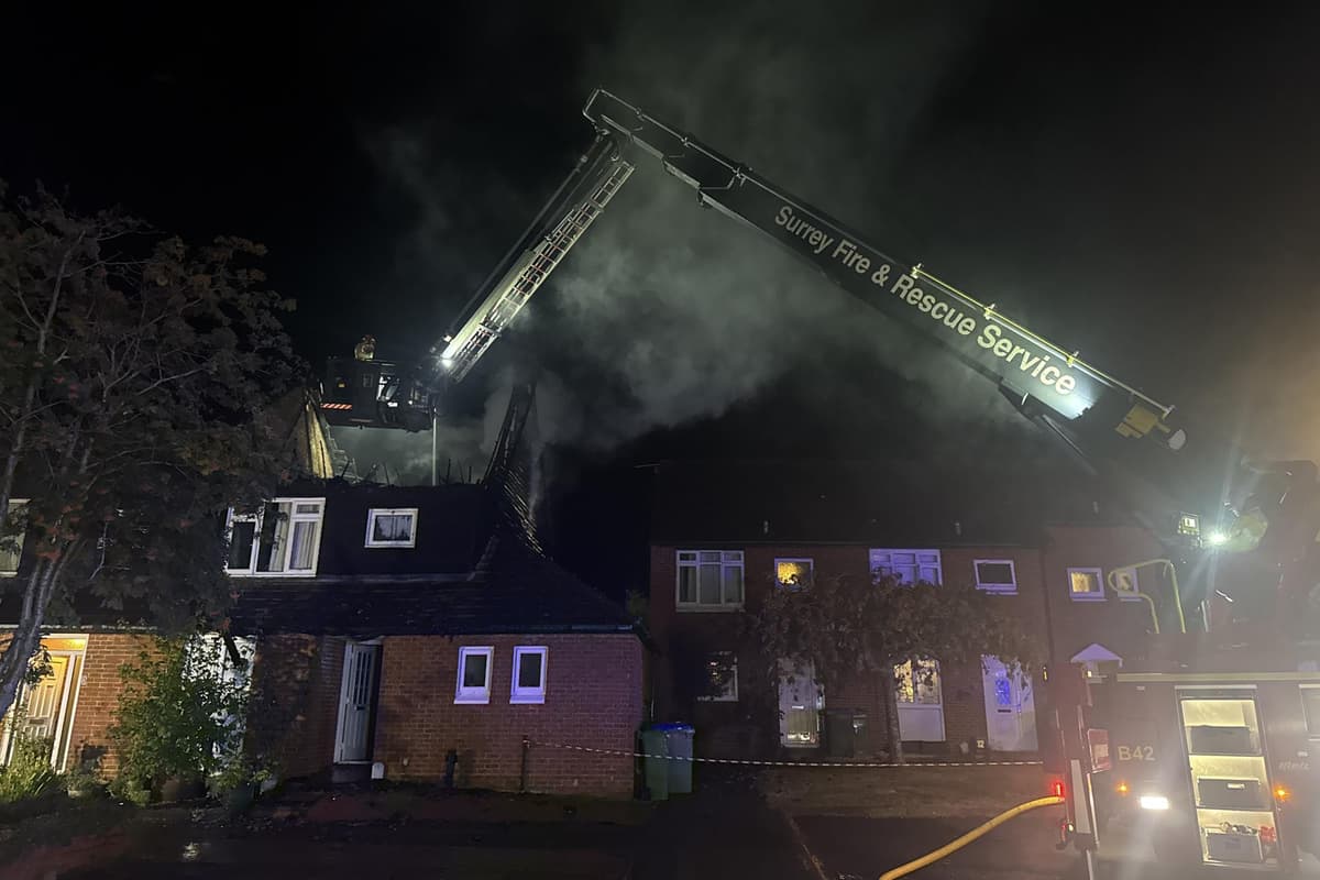 Feuerwehrleute bekämpfen Hausbrand in Horsham
