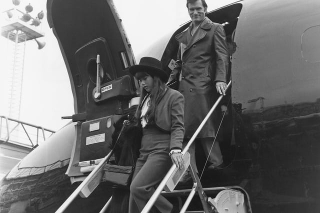 Playboy impresario Hugh Hefner (1926 - 2017) and his girlfriend, Barbi Benton, arriving at Gatwick Airport, 20th February 1971. (Photo by James Jackson/Evening Standard/Hulton Archive/Getty Images)