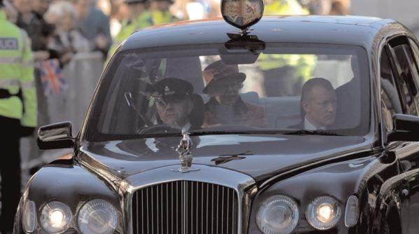 The Queen arrives in Crawley in 2006
