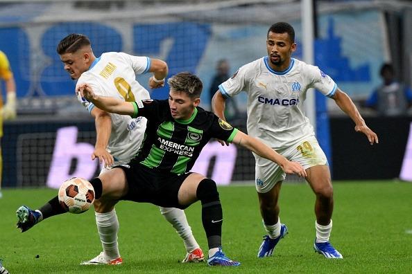 Brighton's English midfielder Billy Gilmour (C) fights for the ball