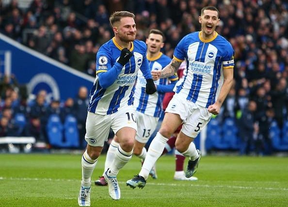 Alexis Mac Allister of Brighton & Hove Albion celebrates after scoring the team's first goal during the Premier League against West Ham