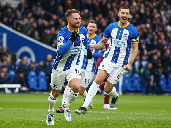 Alexis Mac Allister of Brighton & Hove Albion celebrates after scoring the team's first goal during the Premier League against West Ham