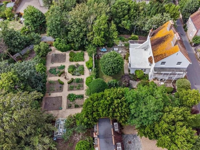 House for sale in Seaford: 6 bedroom Georgian character house with south-facing balcony