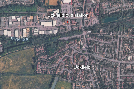 13-jährige Schülerin an Busbahnhof in East Sussex mit Luftgewehr ...