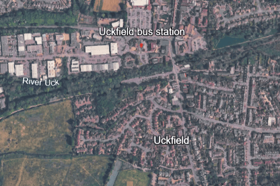 13-jährige Schülerin an Busbahnhof in East Sussex mit Luftgewehr ...