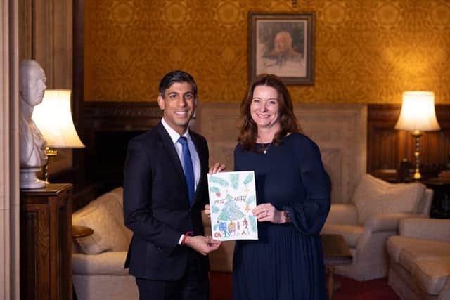 Gillian Keegan MP presents Stanley's drawing to the Prime Minister, Rishi Sunak.