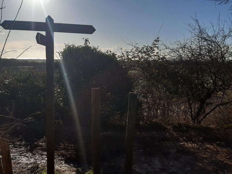 At the end of this footpath, you reach another signpost at a T-junction and here you turn right.