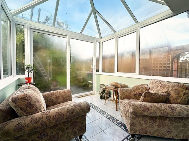 This spacious Littlehampton chalet bungalow with large garden is a short walk from Littlehampton's superb beaches