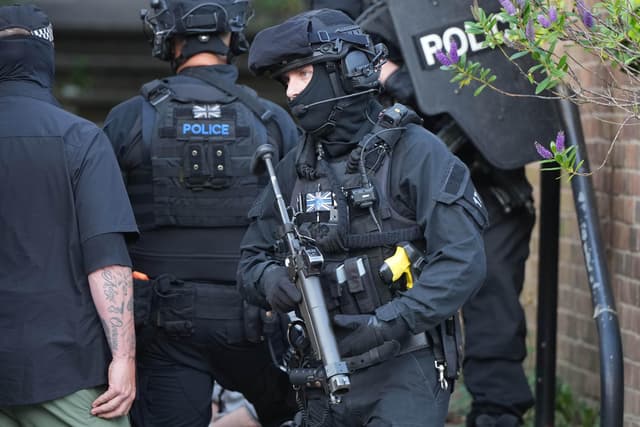 Noch keine Festnahmen, da bewaffnete Polizisten mit ...