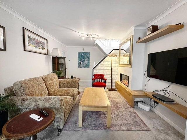 This spacious Littlehampton chalet bungalow with large garden is a short walk from Littlehampton's superb beaches