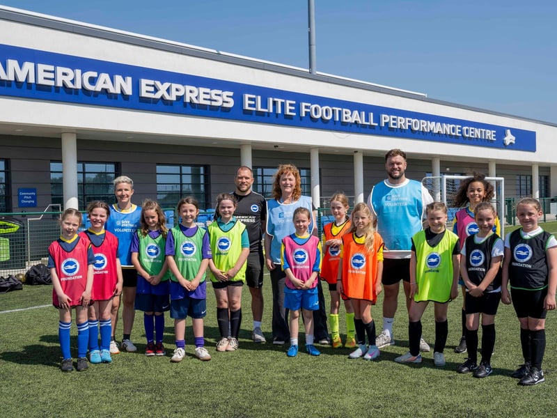 Nathan Casselton and Beverly Sawyers (pictured centre) with participants from each school and Amex volunteers