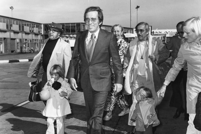 July 1972:  Popular American singer Andy Williams amongst travellers on the runway at Heathrow Airport.  (Photo by Evening Standard/Getty Images)