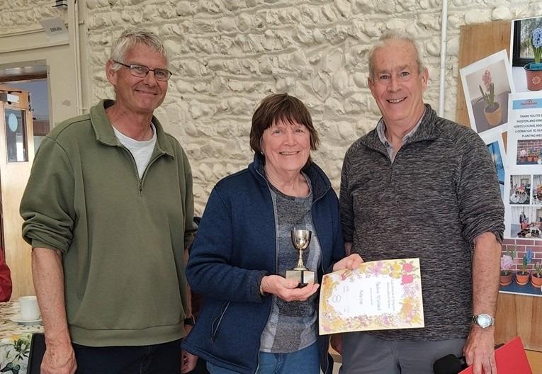 Pauline McLelland receiving the Tulip Cup for best tulip