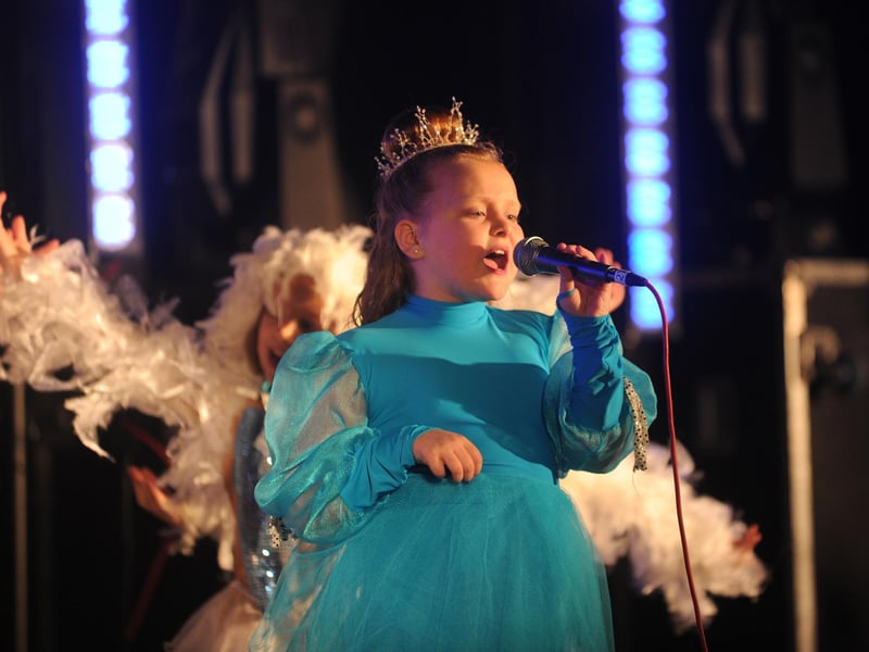 jpco 26-11-14 Christmas Lights switch on in The Boulevard, Crawley 2014 (Pic by Jon Rigby)
