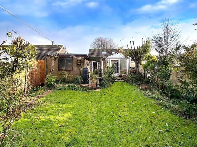 This spacious Littlehampton chalet bungalow with large garden is a short walk from Littlehampton's superb beaches