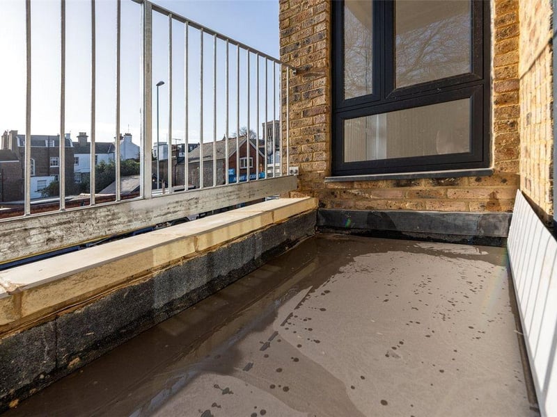 This apartment with balcony on the second floor is priced at £275,000. The master bedroom is a double and there is a kitchen / dining room with double doors to the living room, which could potentially be used as a second bedroom.