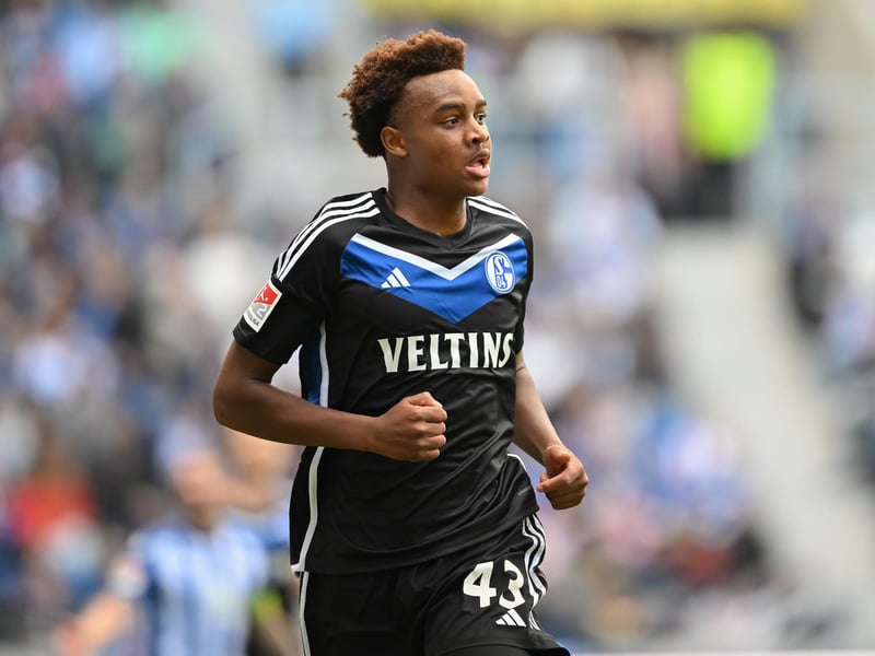 Germany youth international Assan Ouédraogo has starred for Schalke 04 this season. Ouédraogo marked his professional debut in the 2. Bundesliga with a goal. Despite Schalke 04 going down to a 5–3 defeat to Hamburg, his first half goal saw him he surpass Julian Draxler's record as the club's youngest goalscorer in official matches. He is also the youngest ever Schalke 04 player to appear in a competitive match at the age of 17 years and 80 days.