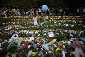 LONDON, UNITED KINGDOM - SEPTEMBER 11: Thousands of bouquets of flowers are laid out at a memorial site in Green Park near Buckingham Palace following the death of Queen Elizabeth II (Photo by Chip Somodevilla/Getty Images)