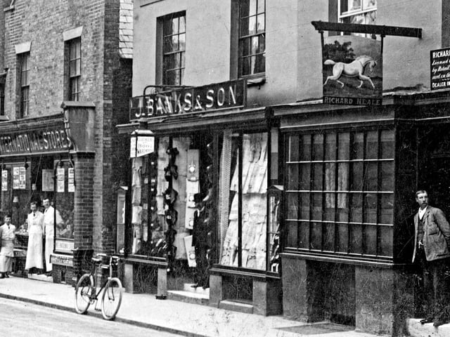 The White Horse Inn in Tarrant Street in the late 1920s
