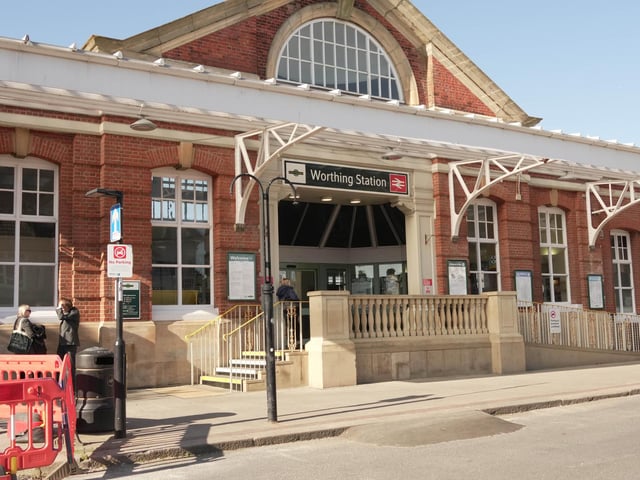 Motorists have been warned they will be fined up to £100 if they stop outside Worthing Railway Station.