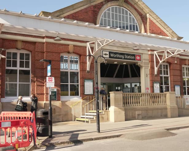 Motorists have been warned they will be fined up to £100 if they stop outside Worthing Railway Station.