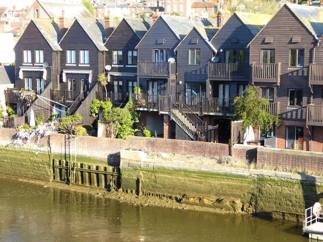 Housing in River Road