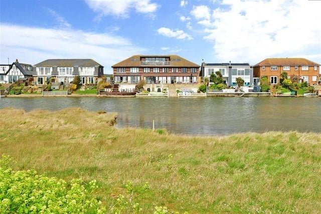 The estate agent describes this property as a rare find and a beautiful studio apartment, situated with lovely views from the communal terrace over the lagoon. There are a selection of transport links close by and the apartment is set in a coastal location.