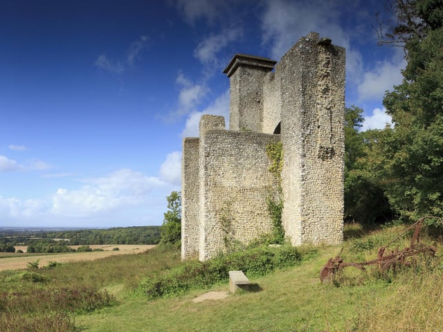 Nore Hill Folly can be found near Slindon. It looks like a gateway and was built of flint in the 18th century by the Newburgh family, possibly due to the countess's liking an Italian picture of a building, and it was used for her picnic parties.