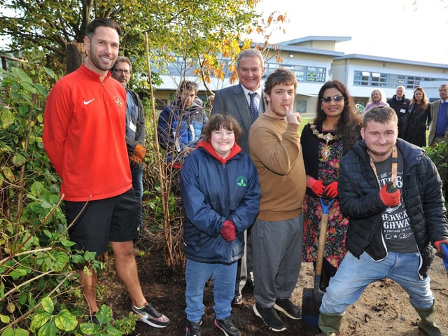 Deputy Lieutenant Hugh Bonneville and Worthing mayor Henna Chowdhury with Oak Grove College staff and students