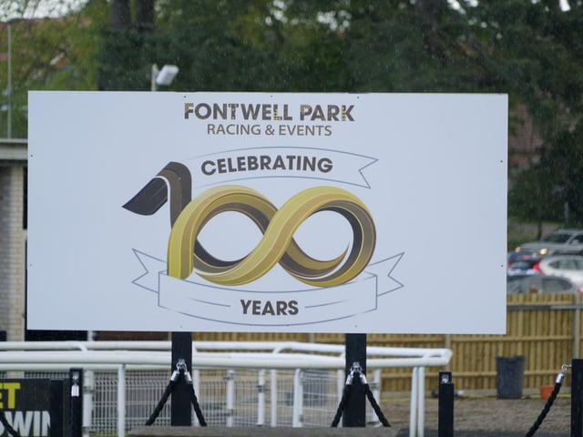 Race 6 The Best Odds Guarenteed At YEEHAA.BET Mares Novices Limited Handicap Hurdle Race at Fontwell on Friday 19 April 2024. www.polopictures.co.uk Fontwell Arundel Clive Bennett 20240419 ©2024 Clive Bennett Photography 19/04/2024 _CAB3887.JPG:Spring jump racing at Fontwell Park