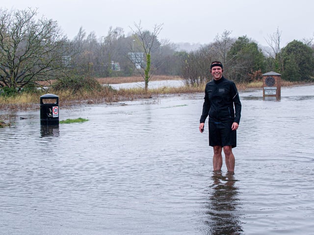 Jogger Mike Gilmour takes an alternative route in Wallington, Fareham on Tuesday 7th December 2021. Picture: Habibur Rahman