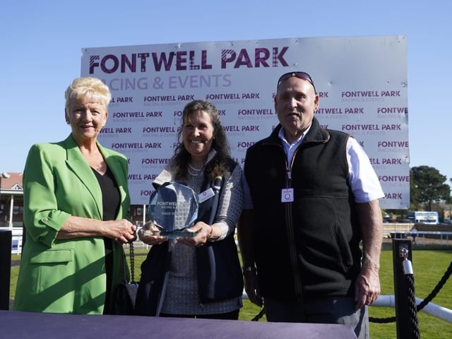 April jump racing at sunny Fontwell Park