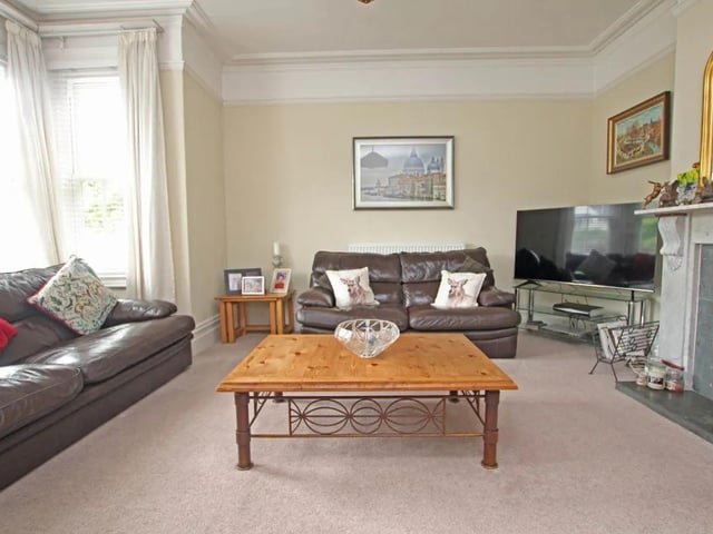 Rosebery Avenue, Hampden Park