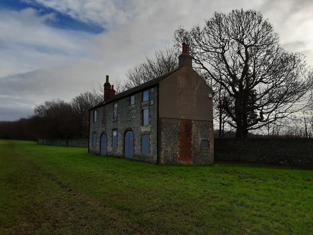 You will be walking past The Wattle House, a Grade II listed building dating from 1803, and on to the top corner of the green.