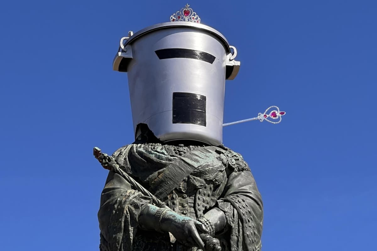 Queen Victoria shows her support for Count Binface at St Leonards