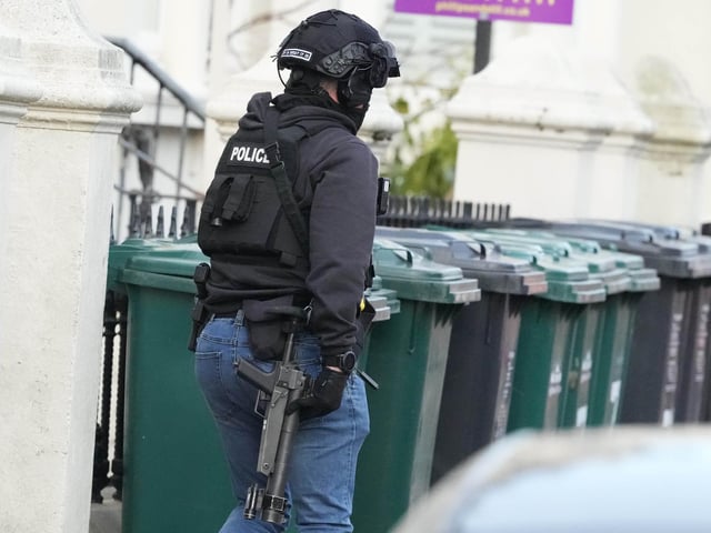 Photos show major police response and armed officers in Hove