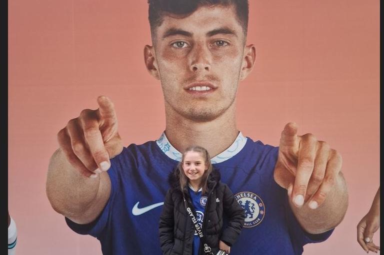 Alexis Fay with a mural of Kai Havertz