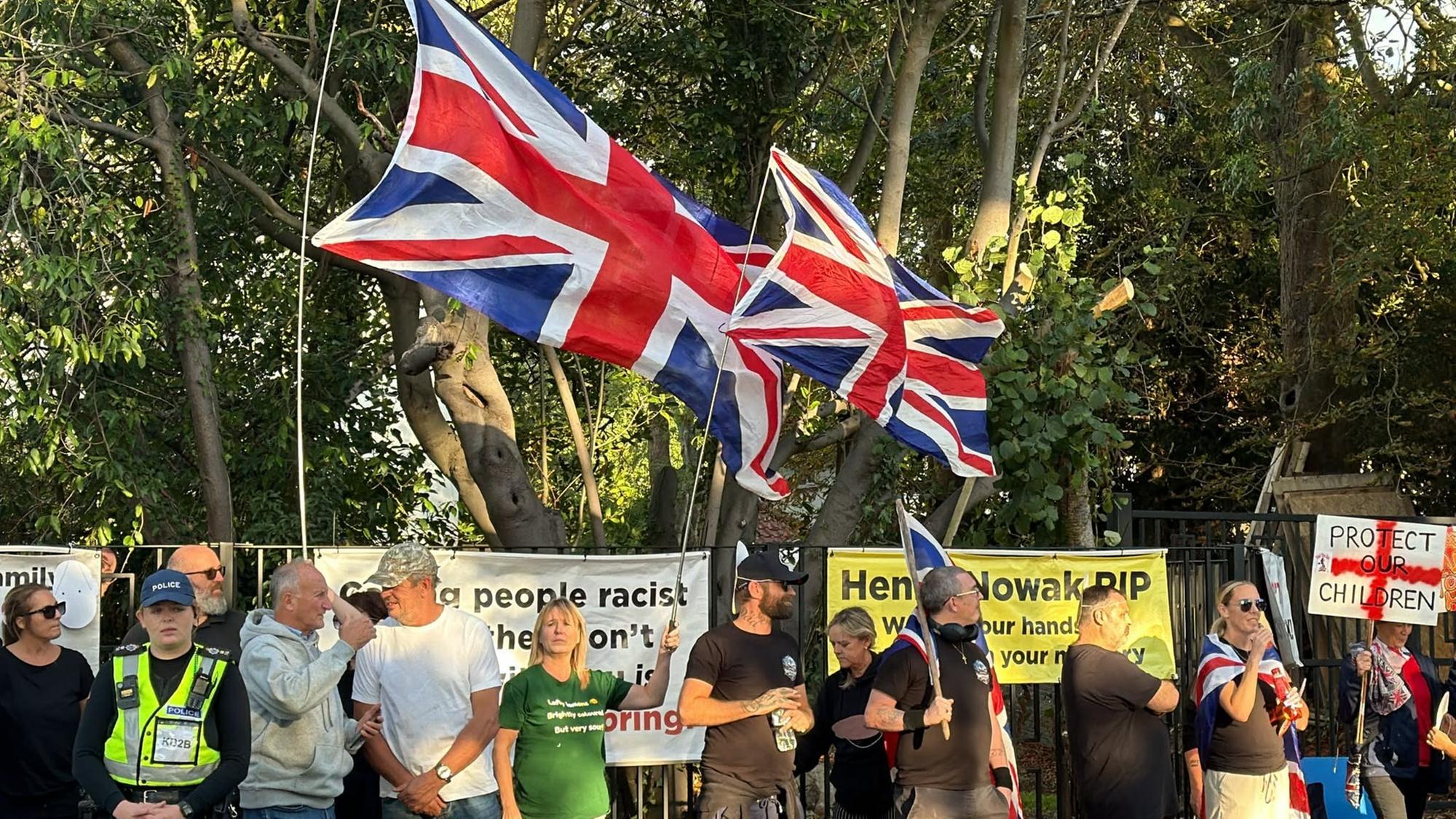 Große Polizeipräsenz bei Protesten in Burgess Hill - | In Bildern