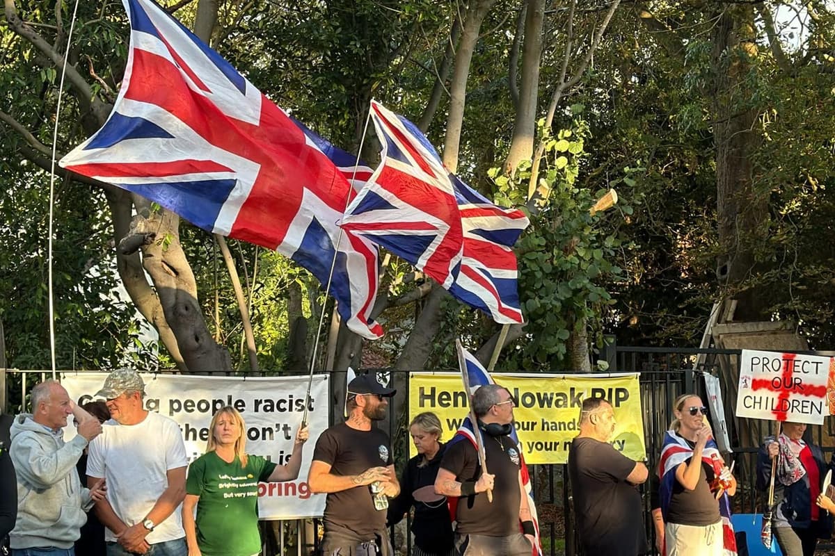 Große Polizeipräsenz bei Protesten in Burgess Hill - | In Bildern