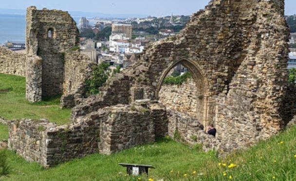 This historic castle dates back to the 11th century and offers stunning views of the English Channel. Visitors can explore the castle's impressive ruins and learn about its fascinating history, including its role in the Battle of Hastings in 1066