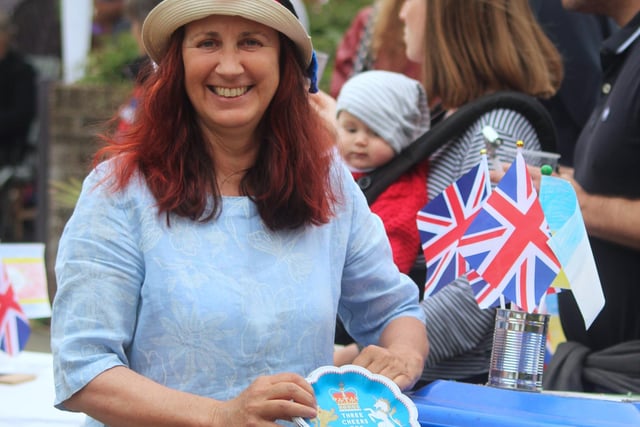 Barcombe Jubilee street party "Big Lunch" 5/6/22.
Photos from the event supplied by Rohanna Parsons, Joe Wheatley and Sally Nicholls.

Julia Black with recycling 